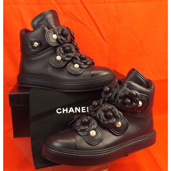 NIB CHANEL NAVY LEATHER CAMELLIA FLOWERS PEARLS CC G31628 HI TOP SNEAKERS 38 - Picture 1 of 12